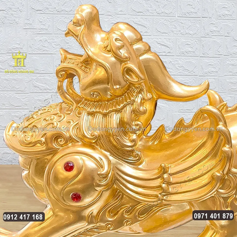 Toàn bộ bề mặt vật phẩm được dát vàng 9999 sang trọng
